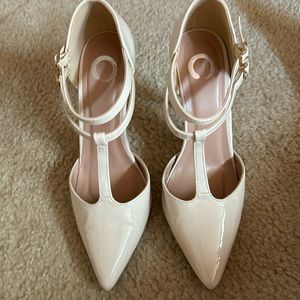 WOMEN - Cream Pumps - Size 7